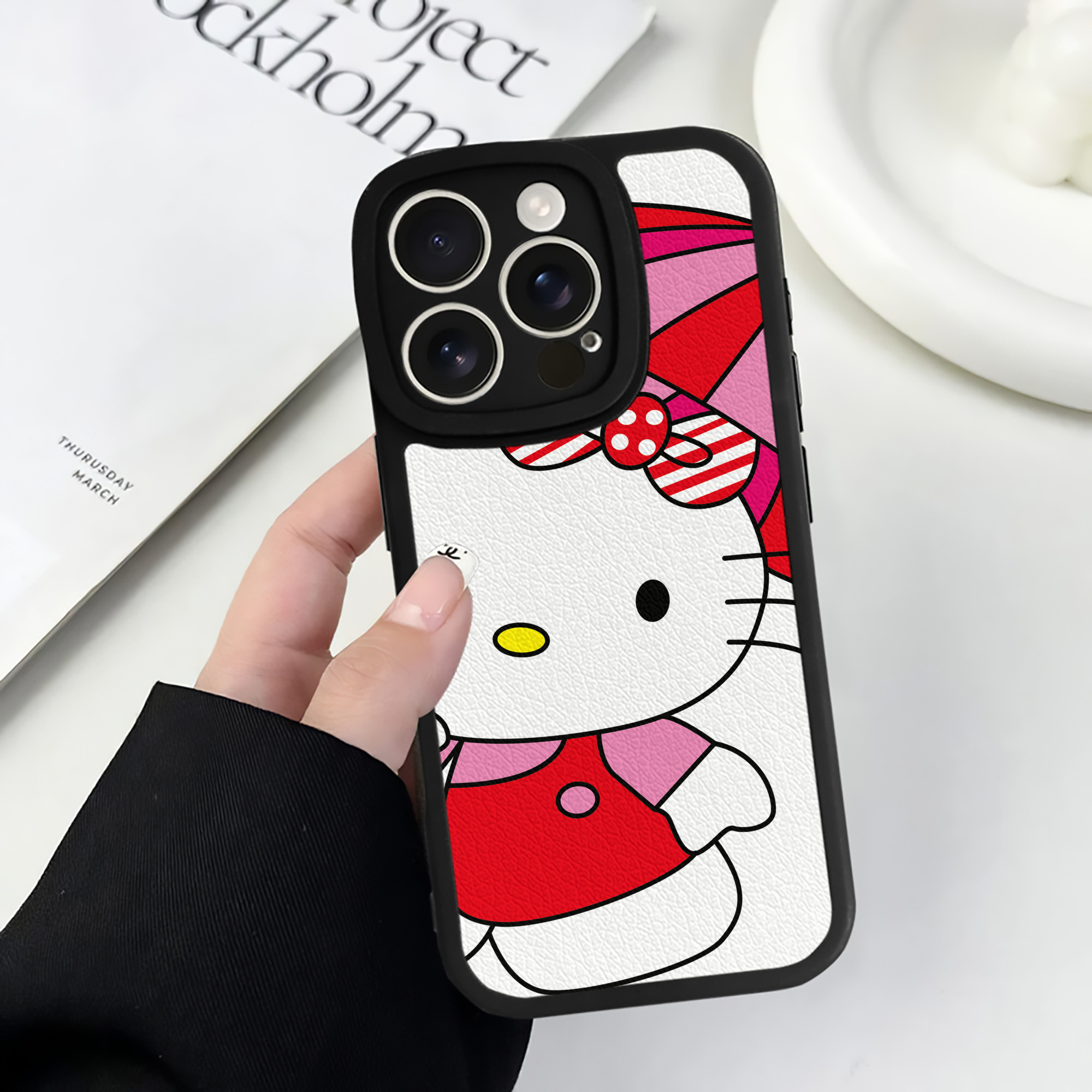 （画像用） Hello Kitty ハローキティ 【iPhone 16シリーズ対応】シリコンスマホケース（レザー調） 材質：シリコン